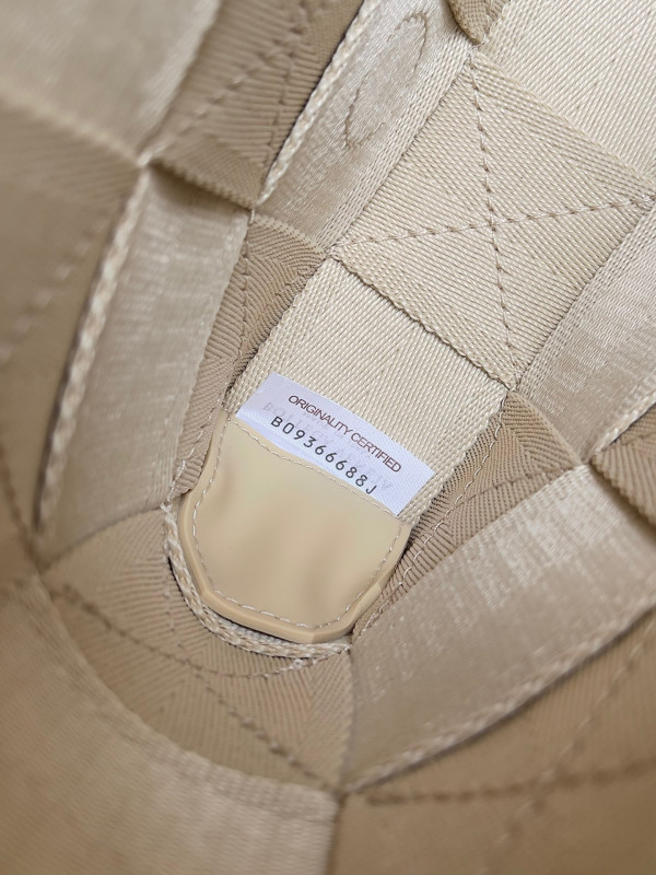 bo*te*ga Ve*ne*ta cassette webbing