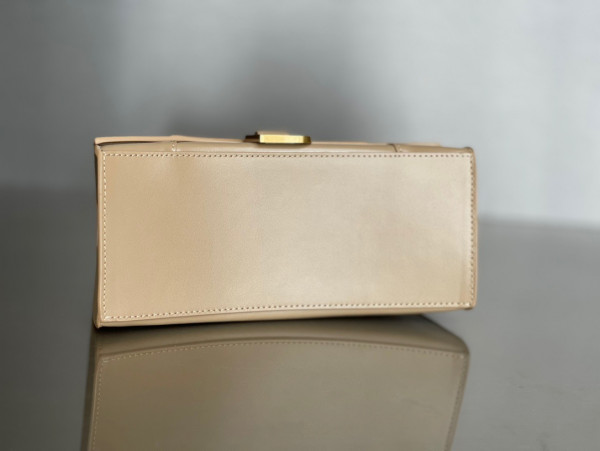 Ba*len*cia*ga hourglass