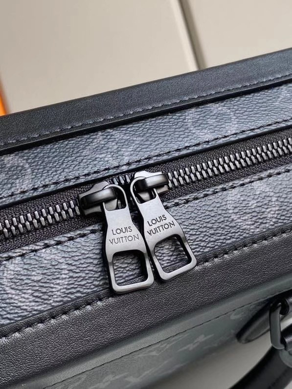 l0*is V*t0n soft trunk