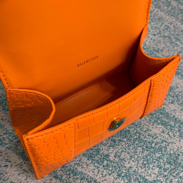 Ba*len*cia*ga hourglass