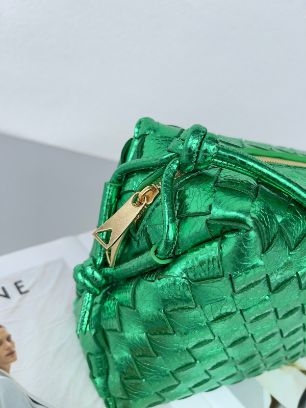 bo*te*ga Ve*ne*ta small loop camera bag