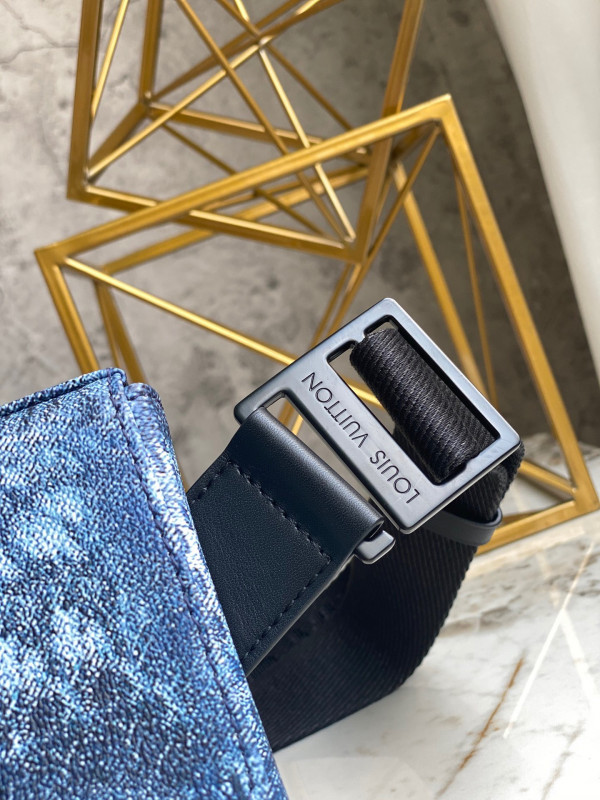 l0*is V*t0n trunk slingbag