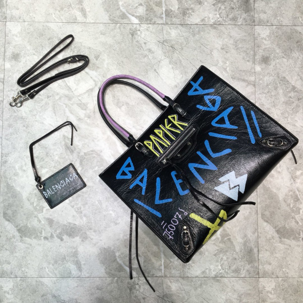 Ba*len*cia*ga classic city graffiti