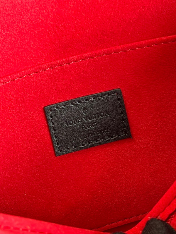 l0*is V*t0n dauphine mm