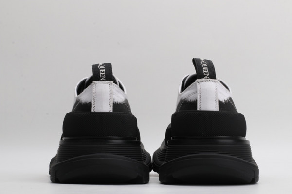 ale*d*r M*Q*en tread slick lace up