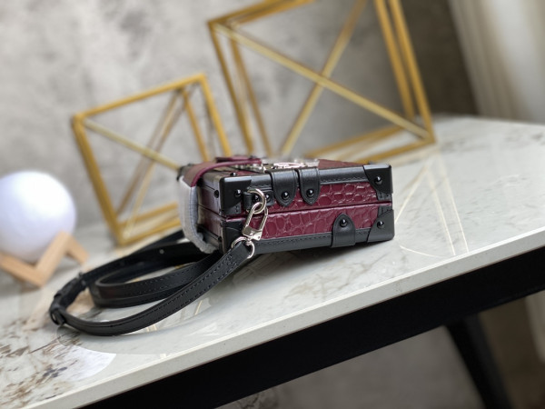 l0*is V*t0n petite malle