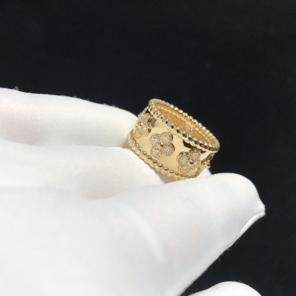 V*N CL*F & arpels perlée clovers ring