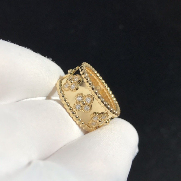 V*N CL*F & arpels perlée clovers ring