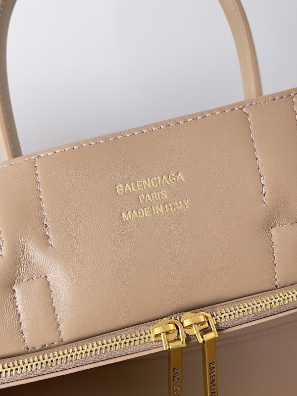 Ba*len*cia*ga bel air medium carry all bag