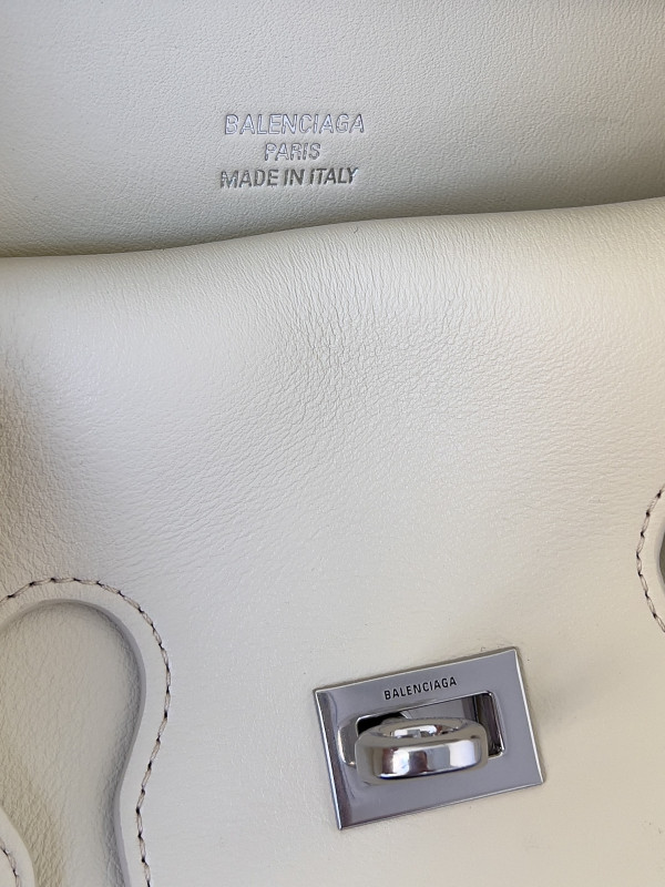 Ba*len*cia*ga bel air small clutch