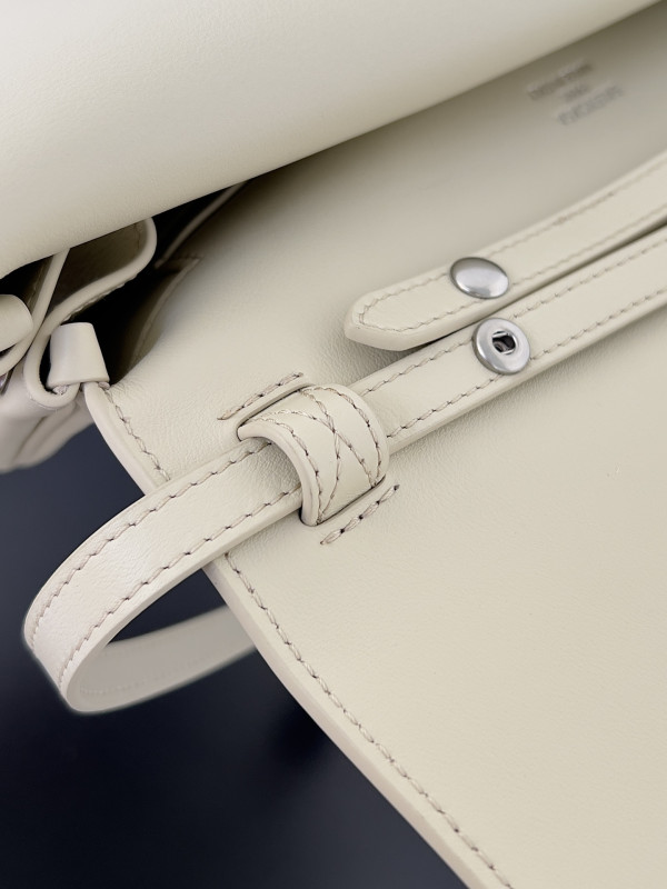 Ba*len*cia*ga bel air small clutch