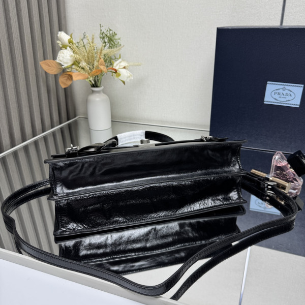 Pra*a medium leather handbag