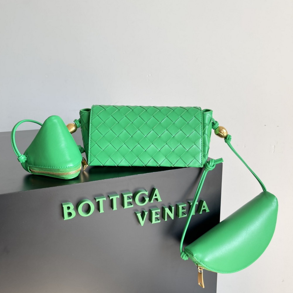 bo*te*ga Ve*ne*ta pouch on strap